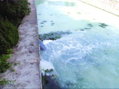 “牛奶”就是從這處雨水管道排進百家湖的。資料圖
