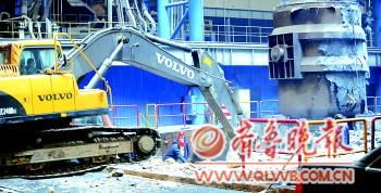 2月20日23時30分，鞍鋼重型機械公司鑄鋼廠發(fā)生噴爆事故，這是事故現(xiàn)場。 新華社發(fā)本報