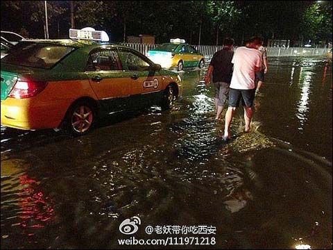 8月1日，降雨結束后，西安多條街道積水嚴重。