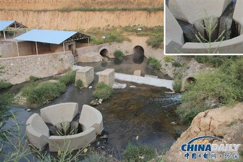 污水處理廠兩個(gè)進(jìn)水口排出的黑色污水和另一個(gè)排水管所排出的水中和后進(jìn)行排放。