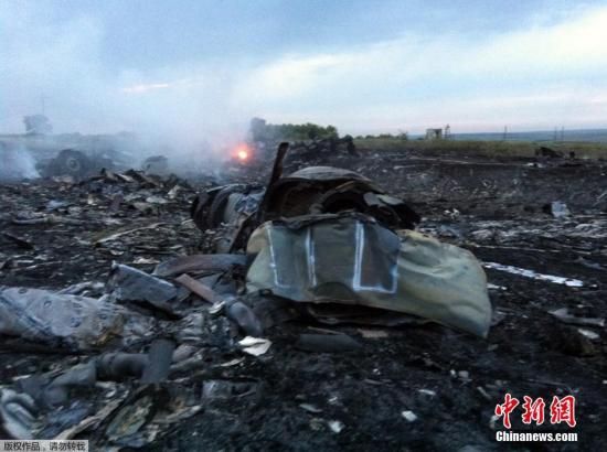 　7月17日，據路透社消息，馬來西亞一架載有295人的777客機在烏克蘭靠近俄羅斯邊界墜毀。圖為馬航波音777客機在頓涅茨克地區(qū)墜毀的現場。