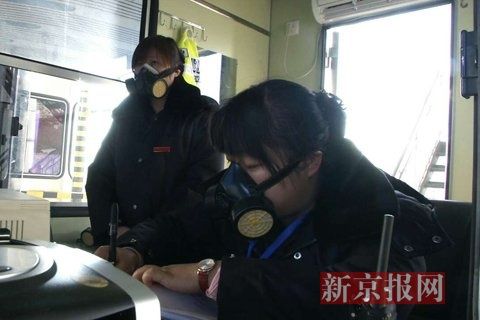 收費(fèi)員戴防毒面具上班。當(dāng)?shù)鼐W(wǎng)友供圖