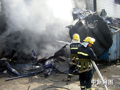 河南唐河縣一油罐車發(fā)生爆炸事故 致8人受傷(圖)
