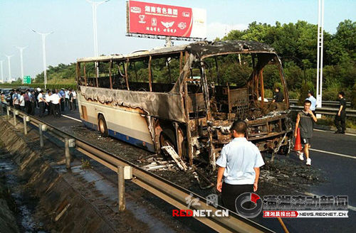 長(zhǎng)沙大巴起火導(dǎo)致2人死亡多人受傷(組圖)